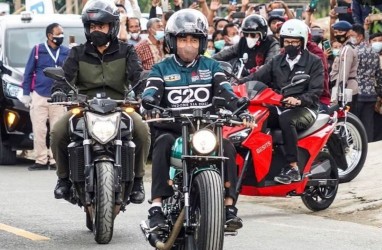 Sandiaga Uno Pilih Naik Motor Listrik saat Temani Jokowi di Toba