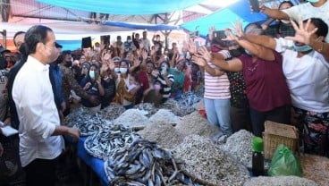 Jokowi Bagikan Bantuan Modal di Pasar Kebun Lada Kota Binjai