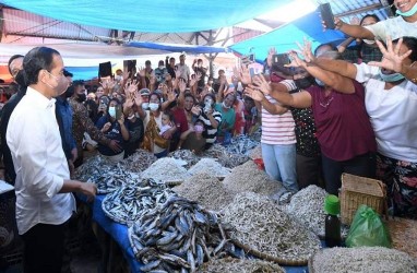 Jokowi Bagikan Bantuan Modal di Pasar Kebun Lada Kota Binjai