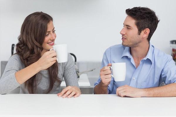 Perempuan dan pria sedang  menikmati kopi di rumah saat Hari Valentine/Q108