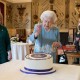 Foto-foto Ratu Elizabeth Potong Kue Rayakan 70 Tahun Bertahta, Platinum Jubilee