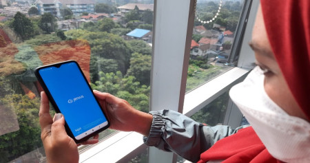 Nasabah menggunakan aplikasi Jenius, bank digital milik BTPN / Bisnis-Feni Freycinetia 