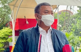 Ketua DPRD DKI Prasetyo Serahkan Sebundel Dokumen Formula E ke KPK