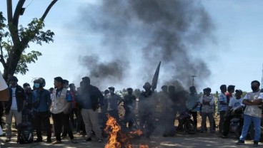 Ratusan Pemuda Lombok Tengah Blokir Jalan ke Sirkuit Mandalika