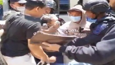 Viral Video Seorang Kakek Dipiting dan Ditendang Aparat Keamanan, Mahfud MD Bantah Ada Kekerasan di Wadas