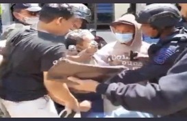 Viral Video Seorang Kakek Dipiting dan Ditendang Aparat Keamanan, Mahfud MD Bantah Ada Kekerasan di Wadas