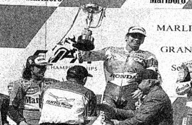 Historia Bisnis : Trofi MotoGP dari Pak Harto Usai Balapan Panas Doohan vs Barros