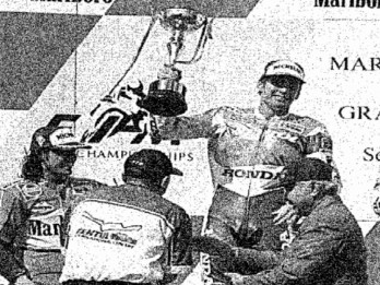 Historia Bisnis : Trofi MotoGP dari Pak Harto Usai Balapan Panas Doohan vs Barros
