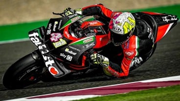 Pebalap Aprilia Racing Aleix Espargaro Tiru Gaya Emak-Emak Bonceng Empat Orang