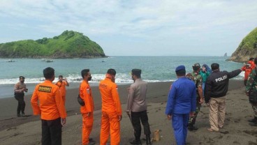 20 Orang Terseret Ombak saat Ritual di Pantai Payangan Jember