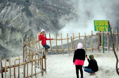 Ada Aktivitas, PVMBG Sebut Asap Putih Pekat di Tangkuban Perahu Berbahaya 