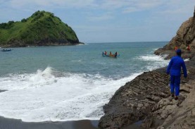 Pemimpin Ritual Maut di Pantai Payangan Jember Jadi…