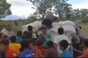 Viral Video Sejumlah Bocah Ikut Simulasi Demo Ricuh dengan Polisi, Salah Satunya Terlihat Emosi