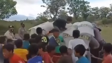 Viral Video Sejumlah Bocah Ikut Simulasi Demo Ricuh dengan Polisi, Salah Satunya Terlihat Emosi