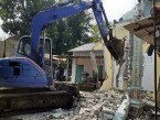 Gegara Saling Cemburu, Pasutri di Ponorogo Robohkan Rumahnya dengan Eskavator