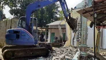 Gegara Saling Cemburu, Pasutri di Ponorogo Robohkan Rumahnya dengan Eskavator