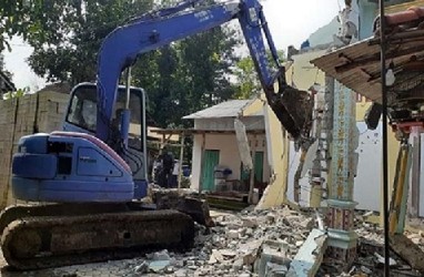 Gegara Saling Cemburu, Pasutri di Ponorogo Robohkan Rumahnya dengan Eskavator