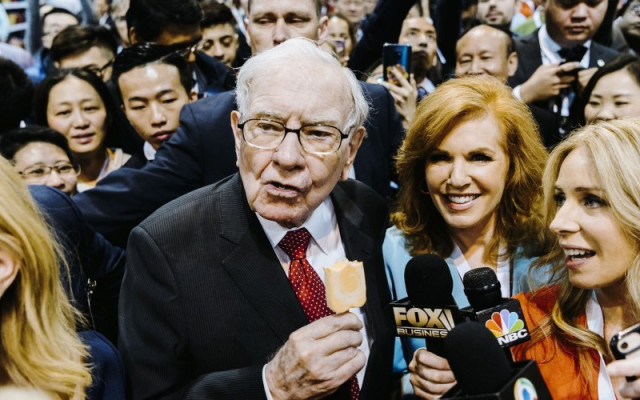 Warren Buffett & Lo Kheng Hong Beda Sikap soal Saham Bank Digital