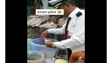 Viral Video Penjual Cimol Berpakaian Seperti Pilot, Sandiaga Uno: Marketing Tingkat Dewa