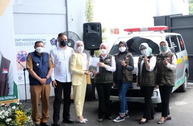 Atalia Ridwan Kamil Terima 1 Unit Ambulans dari SkinSol Kosmetik Industri