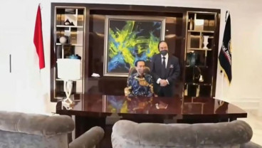 Momen Jokowi Jajal Kursi Surya Paloh dan Dapat Kartu Perpus 2 Cucu
