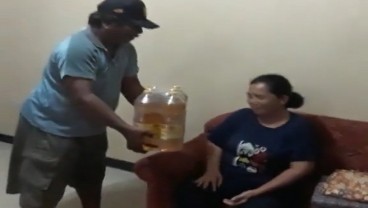 Viral Video Seorang Suami Beri Kado Minyak Goreng untuk Istri