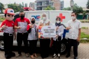 JNE Salurkan Bantuan Ambulans untuk Pemkab Karawang