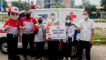 JNE Salurkan Bantuan Ambulans untuk Pemkab Karawang