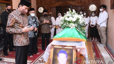 Jokowi Sampaikan Terima Kasih ke Seluruh Dokter yang Merawat Pamannya