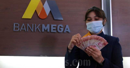 Karyawan menghitung uang rupiah di salah satu kantor cabang Bank Mega di Jakarta, Rabu (11/11/2020). Bank Mega mampu mencatatkan pertumbuhan kinerja positif hingga akhir September 2020, laba sebelum pajak naik 27,7 persen menjadi Rp 2,2 triliun dari posisi tahun sebelumnya sebesar Rp 1,7 triliun. Bisnis/Eusebio Chrysnamurti