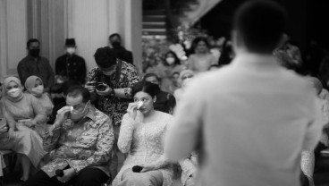 Momen Chairul Tanjung Menangis Terharu Saat Putri Tanjung Dilamar