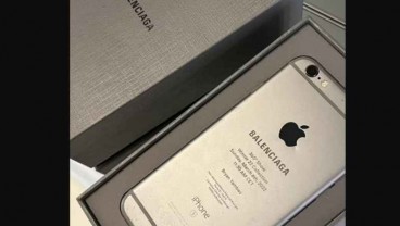 Balenciaga Kirim Undangan Fashion Show Menggunakan iPhone Rusak