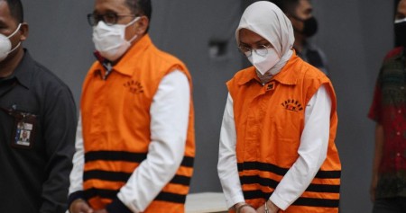 Bupati Probolinggo Puput Tantriana Sari (kanan) bersama suaminya yang juga anggota DPR dan mantan Bupati Probolinggo Hasan Aminuddin mengenakan rompi tahanan KPK usai diperiksa di gedung KPK, Jakarta, Selasa (31/8/2021) dini hari - ANTARA FOTO/Hafidz Mubarak A/wsj.