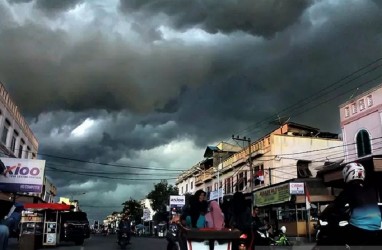 Cuaca Jakarta 9 Maret, Potensi Hujan Disertai Kilat dan Angin Kencang