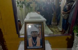 Isak Tangis Istri dan Anak Sambut Jenazah Karyawan PTT Korban Kekejaman KKB Papua