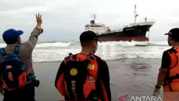 Kapal Tanker Kandas di Perairan Secang Garut