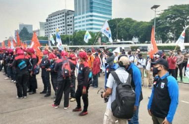 Demo Buruh di DPR Tuntut Permenaker JHT Ditarik hingga Setop Perang Rusia Ukraina