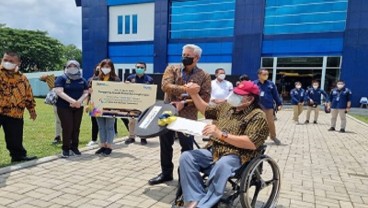 Bank Mandiri Beri Bantuan Bus Ramah Difabel untuk Atlet Paralympic di Solo