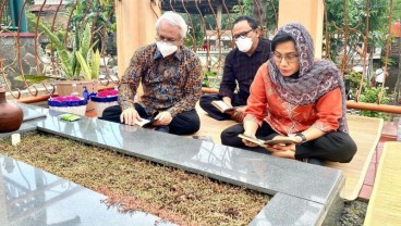 Menkeu Sri Mulyani Nyekar ke Makam Orang Tua, Jadi Wujud Cinta dan Bakti