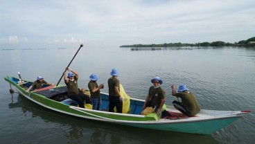 Pesisir Biringkassi Jadi Lokasi Coastal Clean Up dari Semen Tonasa