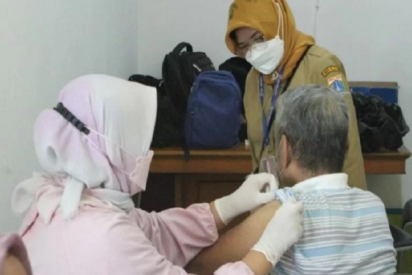 Seorang warga tengah mendapatkan layanan vaksinasi booster di Ruang Publik Terpadu Ramah Anak (RPTRA) Taman Sawo Kelurahan Cipete Utara, Kebayoran Baru, Jakarta Selatan, Senin, (24/1/2022)./Antara