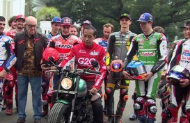 Naik Motor Kesayangannya, Jokowi Foto Bersama Pembalap MotoGP