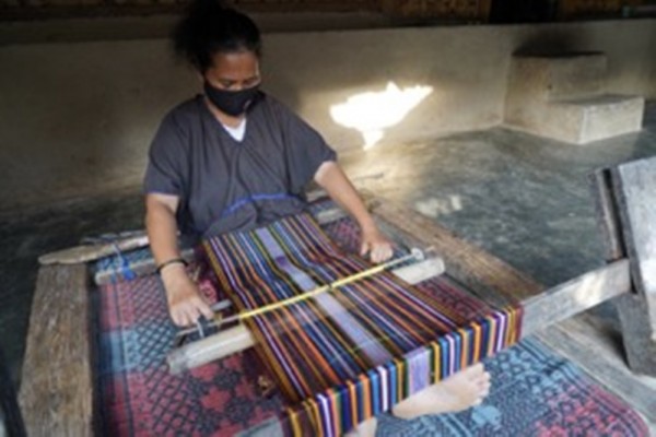 Kegiatan menenun di desa wisata Sade