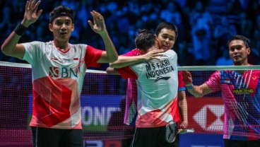 Momen Haru Bagas/Fikri Dipeluk Hendra/Ahsan Usai Juara All England 2022