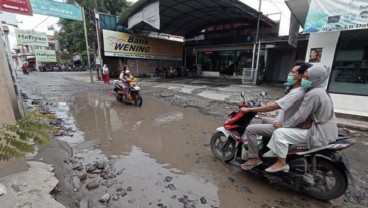 Jalan Utama Kawasan Wisata Batik Trusmi Cirebon Rusak Parah