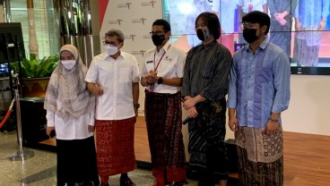 Pakai Kain Motif Berbahan Rayon APR, Sandiaga Dukung Anak Muda Gerakkan #IndonesiaBerkain