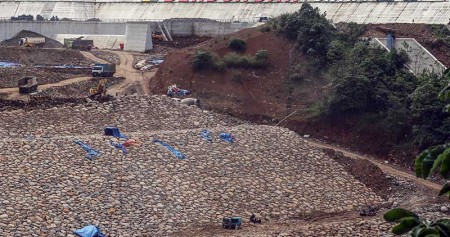Suasana proyek pembangunan Bendungan Ciawi dan Sukamahi di Ciawi, Kabupaten Bogor, Jawa Barat, Selasa (15/2/2022). ANTARA FOTO/Yulius Satria Wijaya