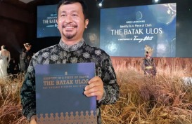 Lestarikan Ulos Batak, Torang Sitorus Luncurkan Buku 'Identity in A Piece of Cloth'