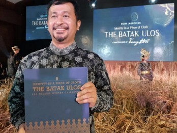 Lestarikan Ulos Batak, Torang Sitorus Luncurkan Buku 'Identity in A Piece of Cloth'