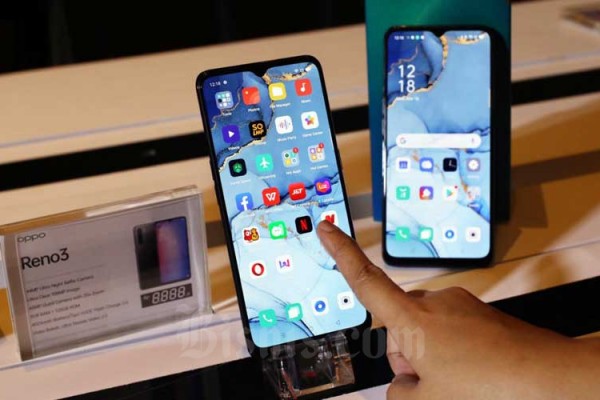 Pengunjung mencoba handphone OPPO Reno3 saat unboxing seri Reno3 di Jakarta, Senin (16/3/2020). Bisnis/Eusebio Chrysnamurtin